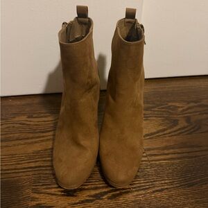 *LIKE NEW* Shoe Dazzle “Dauphine” Tan Ankle Boots, Size 8.5